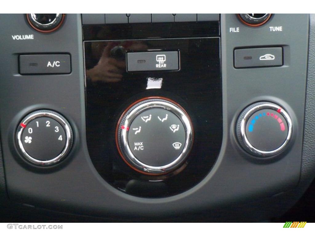 2011 Kia Forte EX 5 Door Controls Photo #48078597