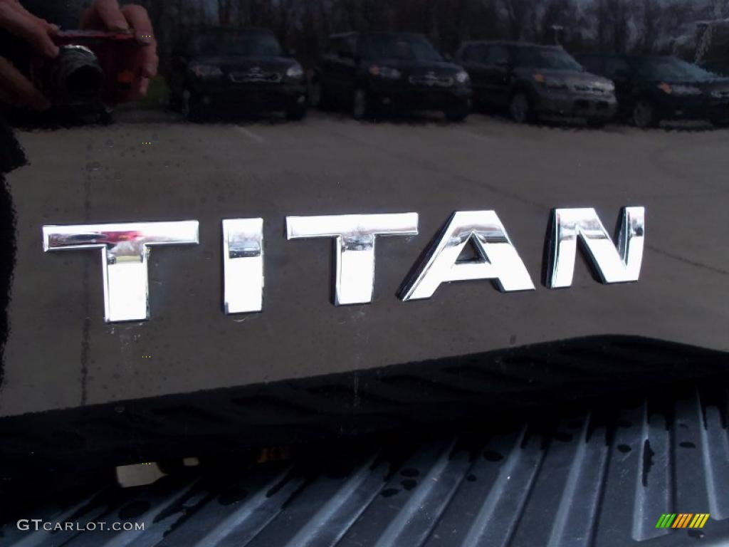 2004 Titan SE Crew Cab 4x4 - Galaxy Black / Graphite/Titanium photo #15