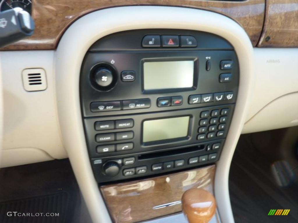 2002 Jaguar X-Type 2.5 Controls Photo #48079623