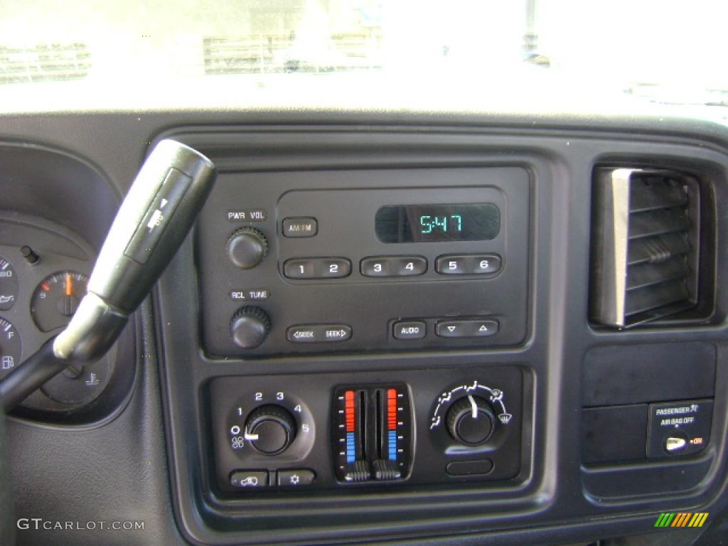 2004 Chevrolet Silverado 2500HD Regular Cab Controls Photo #48080598