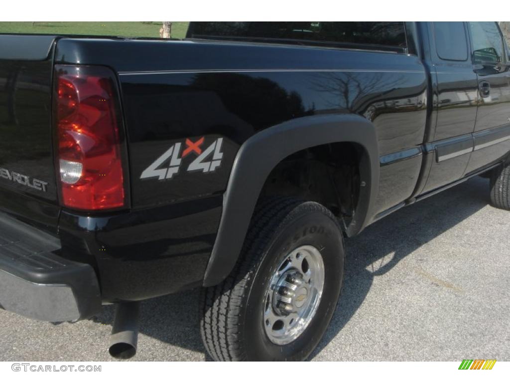 2004 Silverado 2500HD LT Extended Cab 4x4 - Black / Dark Charcoal photo #4