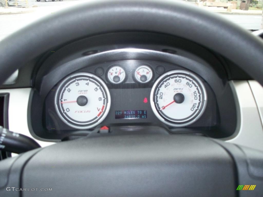 2008 Focus SE Sedan - Oxford White / Charcoal Black photo #10