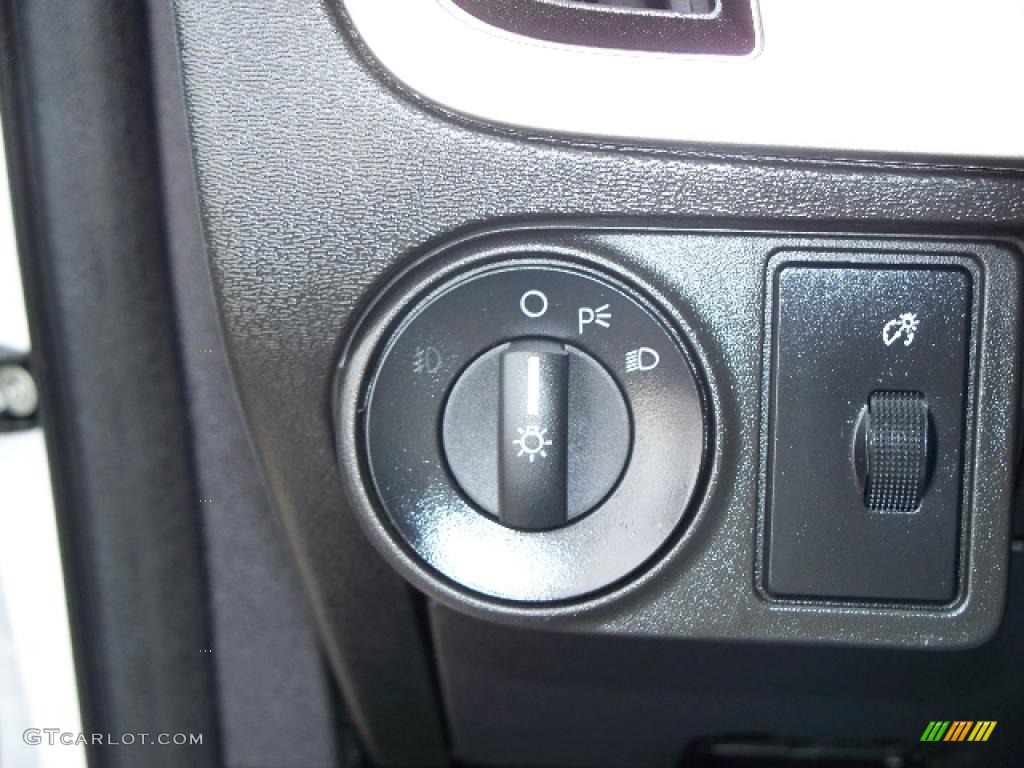 2008 Focus SE Sedan - Oxford White / Charcoal Black photo #12