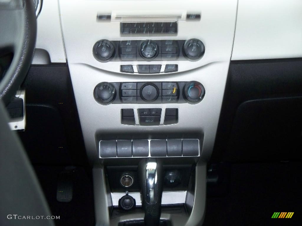 2008 Focus SE Sedan - Oxford White / Charcoal Black photo #15