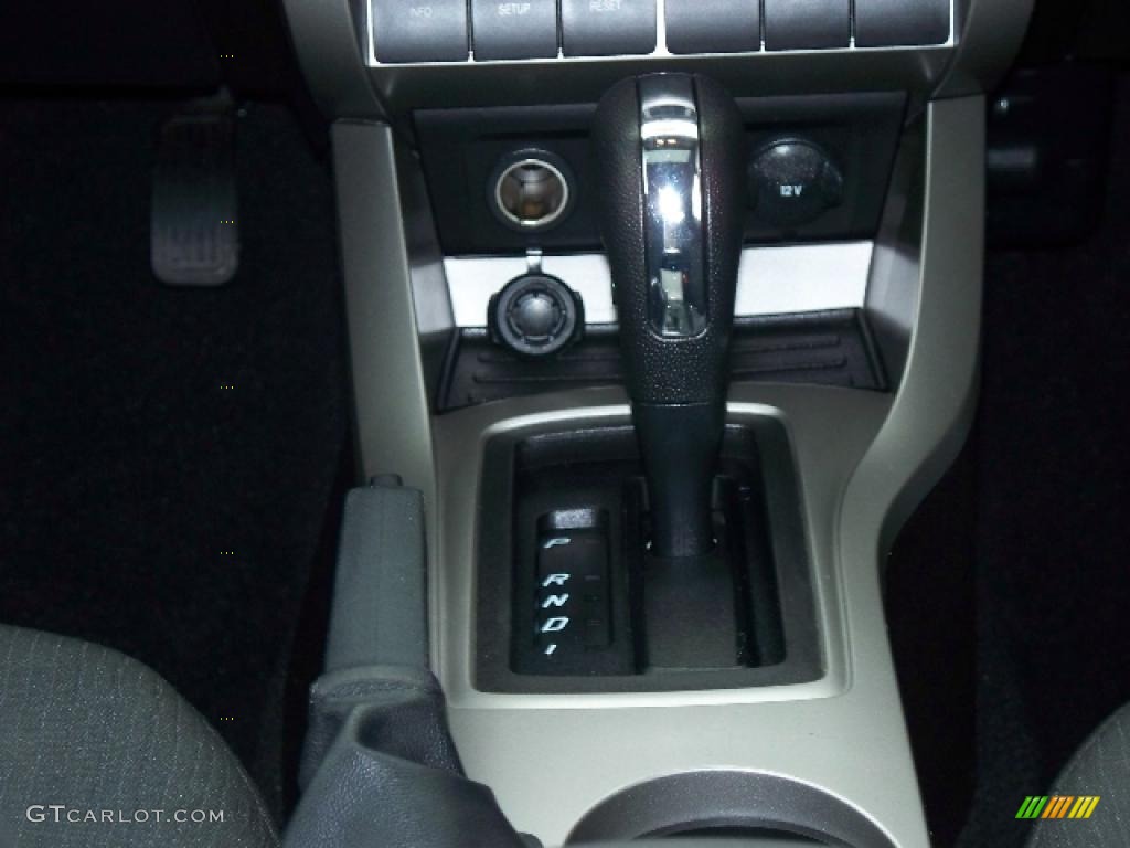 2008 Focus SE Sedan - Oxford White / Charcoal Black photo #16
