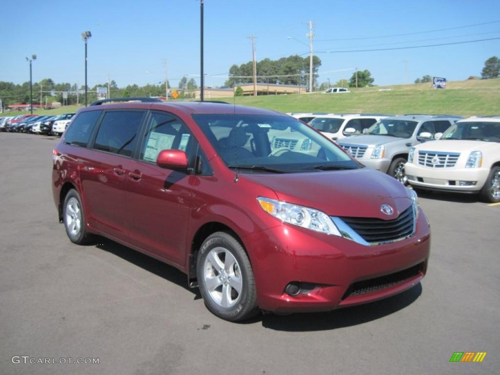 2011 Sienna LE - Salsa Red Pearl / Light Gray photo #7