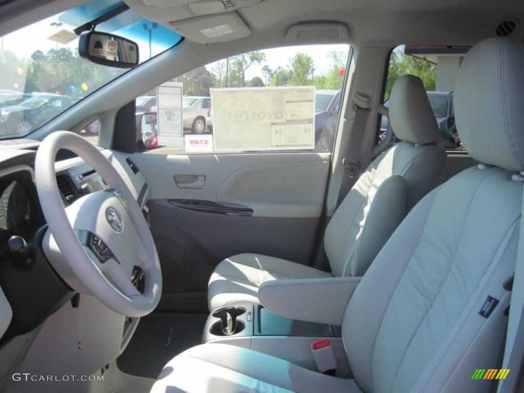2011 Sienna LE - Salsa Red Pearl / Light Gray photo #10