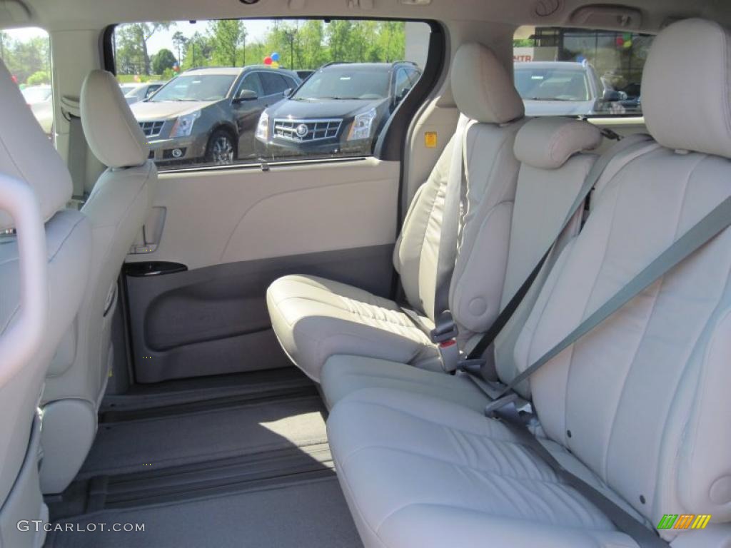 2011 Sienna LE - Salsa Red Pearl / Light Gray photo #12