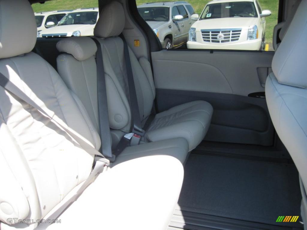2011 Sienna LE - Salsa Red Pearl / Light Gray photo #15