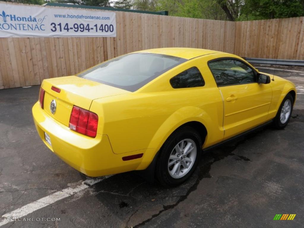 2005 Mustang V6 Deluxe Coupe - Screaming Yellow / Dark Charcoal photo #3