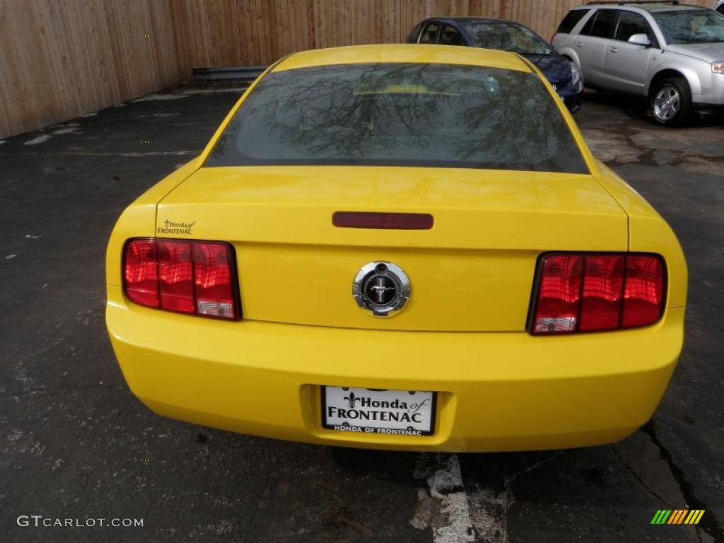 2005 Mustang V6 Deluxe Coupe - Screaming Yellow / Dark Charcoal photo #4