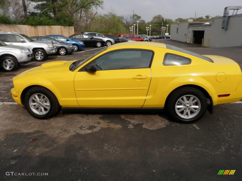 2005 Mustang V6 Deluxe Coupe - Screaming Yellow / Dark Charcoal photo #6