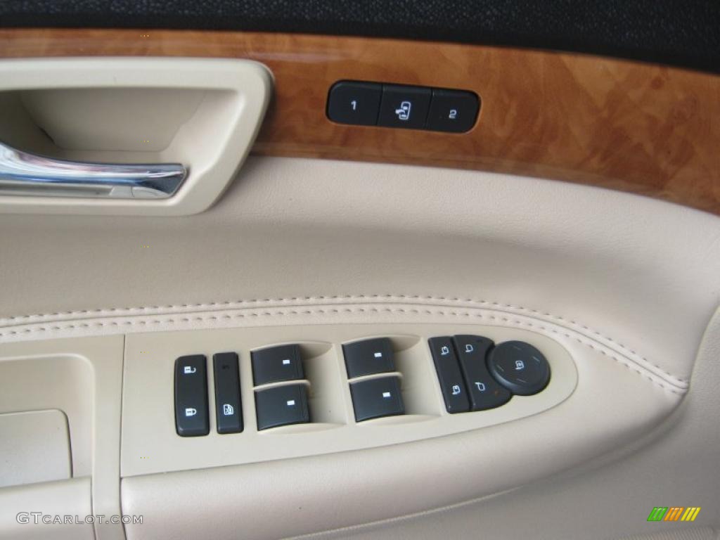 2008 Saturn Outlook XR Controls Photo #48100530