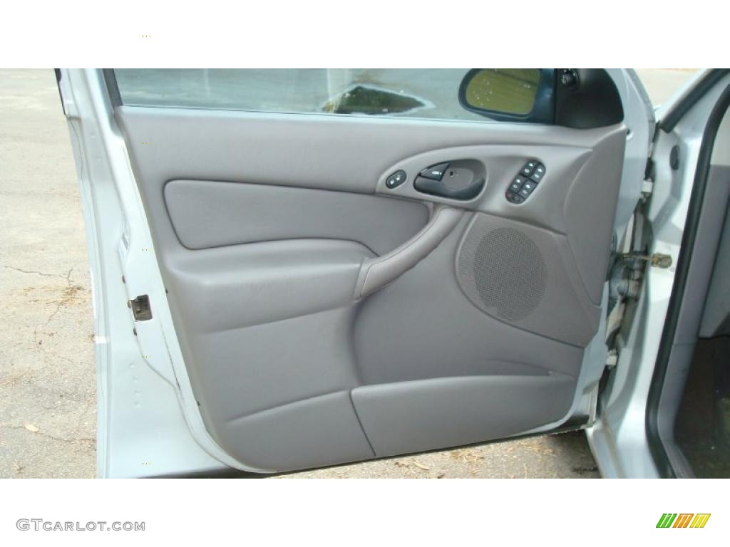 2000 Focus SE Wagon - CD Silver Metallic / Medium Graphite photo #9
