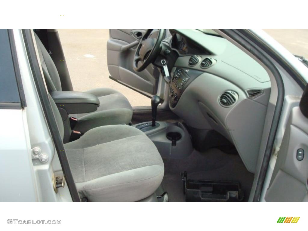 2000 Focus SE Wagon - CD Silver Metallic / Medium Graphite photo #16