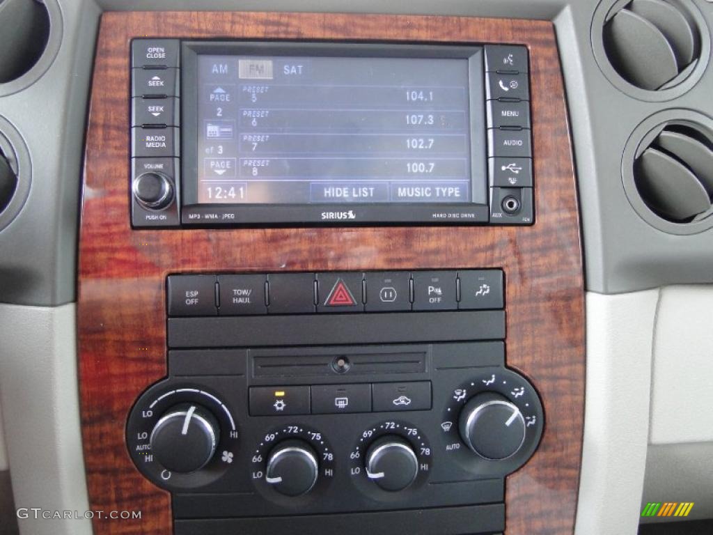 2008 Jeep Commander Limited Controls Photo #48106386