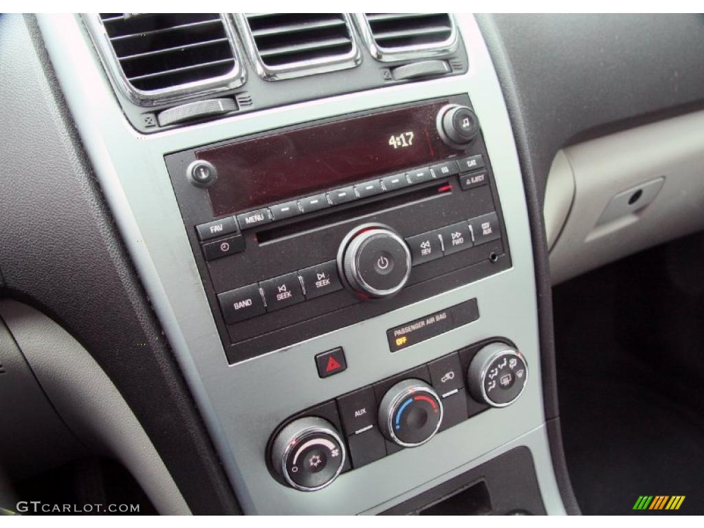 2007 GMC Acadia SLE AWD Controls Photo #48112896