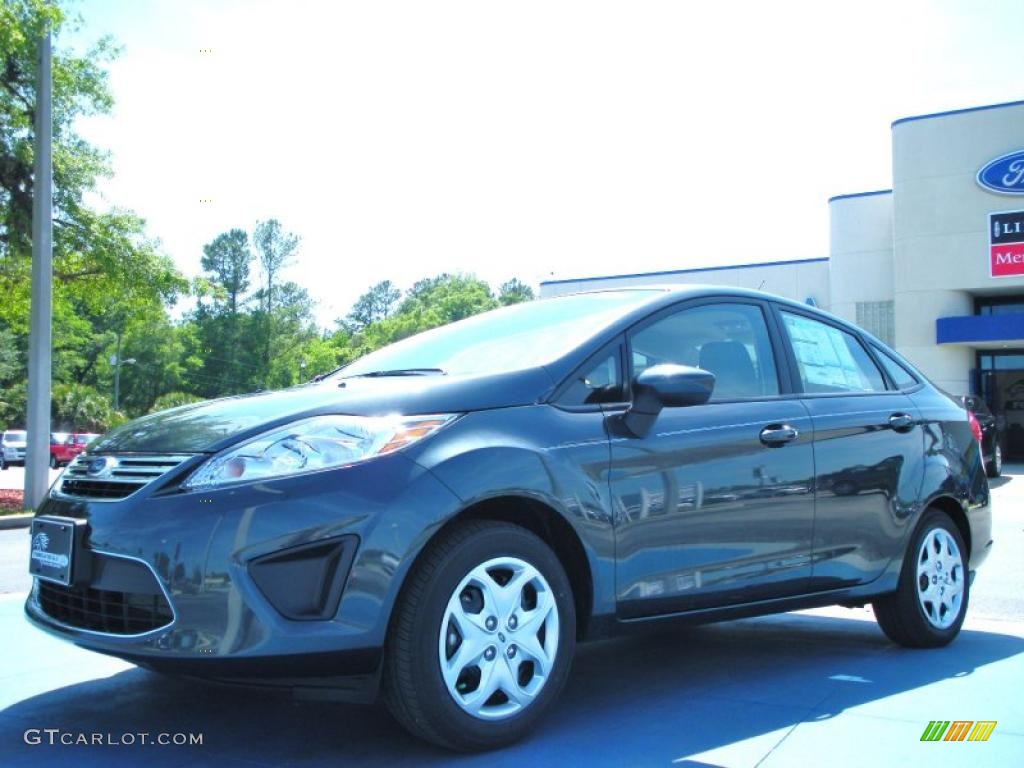 2011 Fiesta SE Sedan - Monterey Grey Metallic / Light Stone/Charcoal Black Cloth photo #1