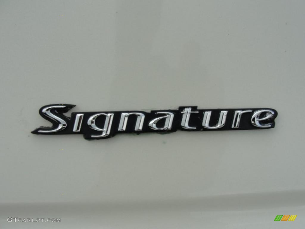 2006 Lincoln Town Car Signature Marks and Logos Photo #48137640