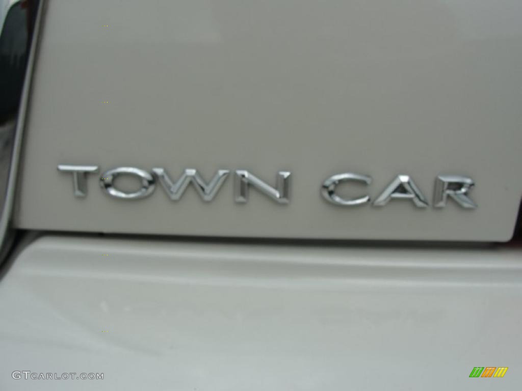2006 Town Car Signature - Ceramic White Tri-Coat / Light Camel photo #20