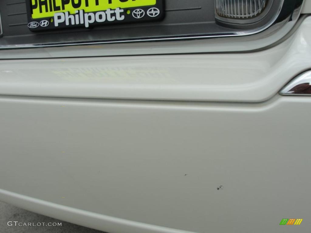 2006 Town Car Signature - Ceramic White Tri-Coat / Light Camel photo #21