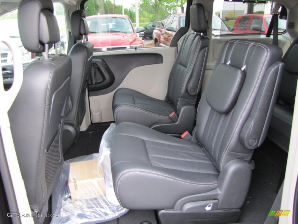 2011 Town & Country Touring - L - Blackberry Pearl / Black/Light Graystone photo #7