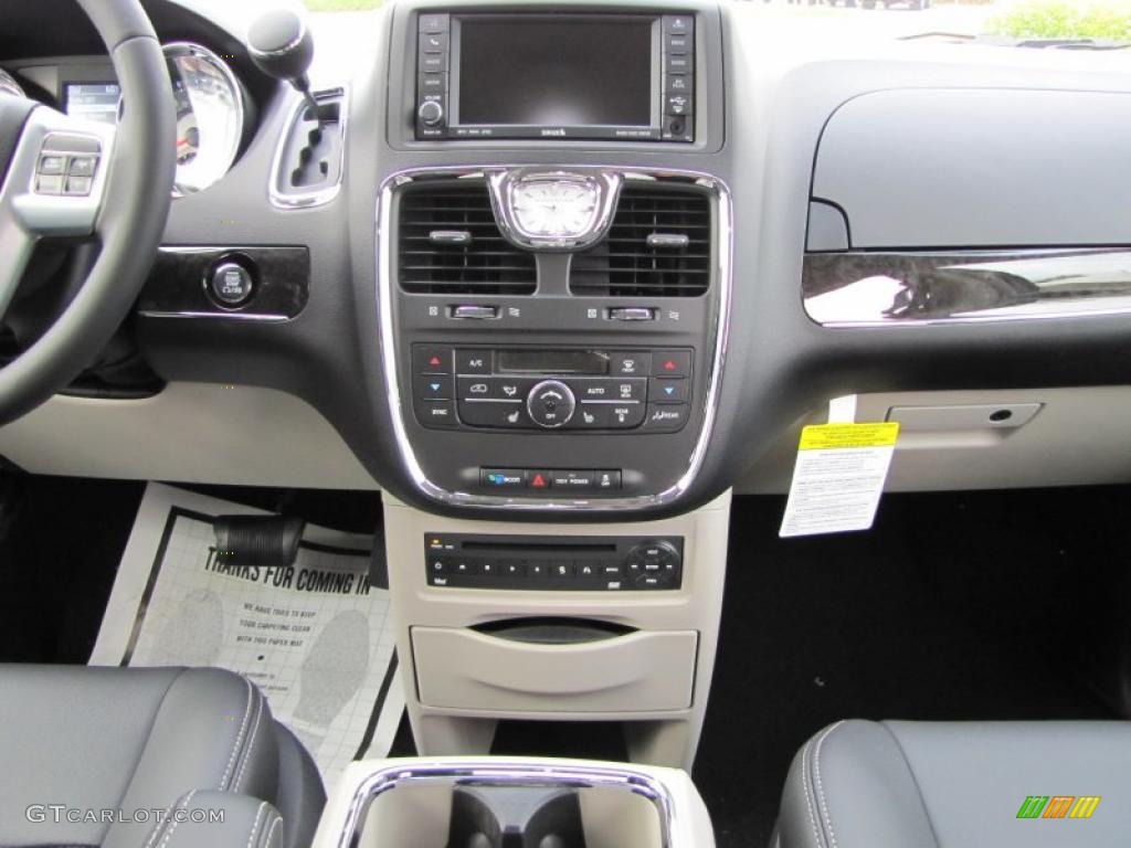 2011 Town & Country Touring - L - Blackberry Pearl / Black/Light Graystone photo #11