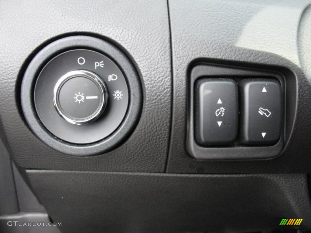 2010 Ford Taurus SHO AWD Controls Photo #48140586