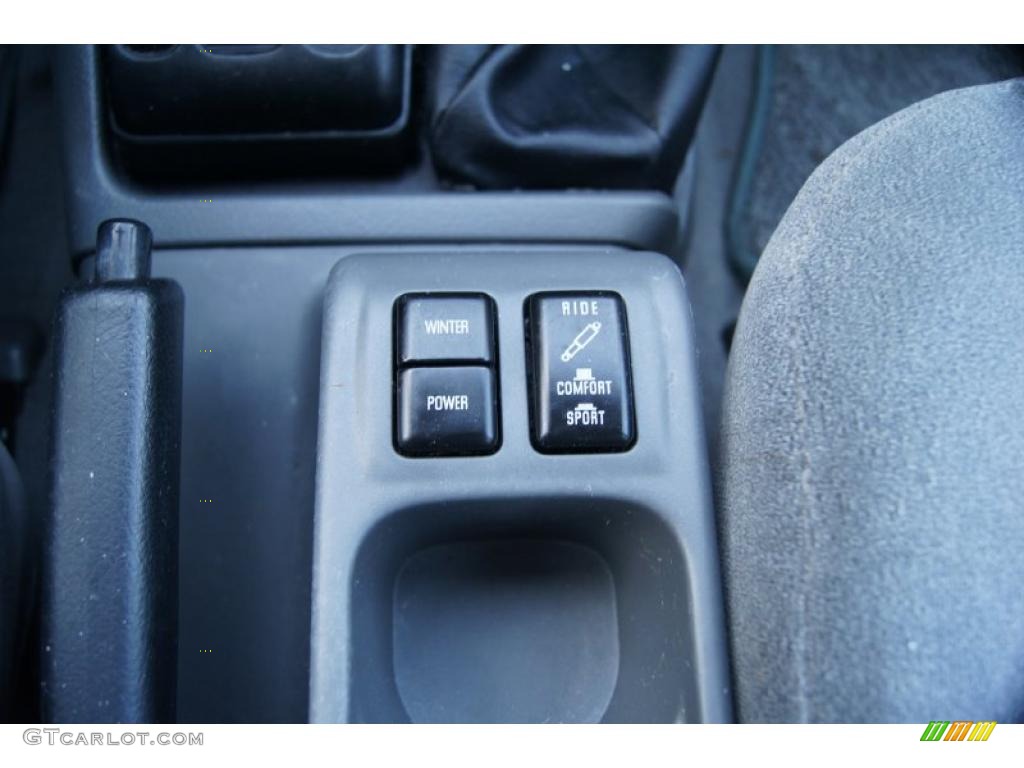 2002 Isuzu Rodeo LS 4WD Controls Photos