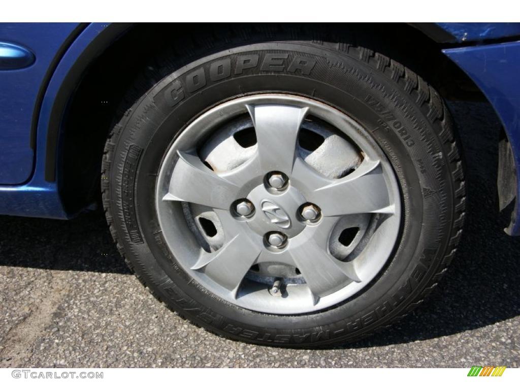 2002 Hyundai Accent GL Sedan Wheel Photo #48150587