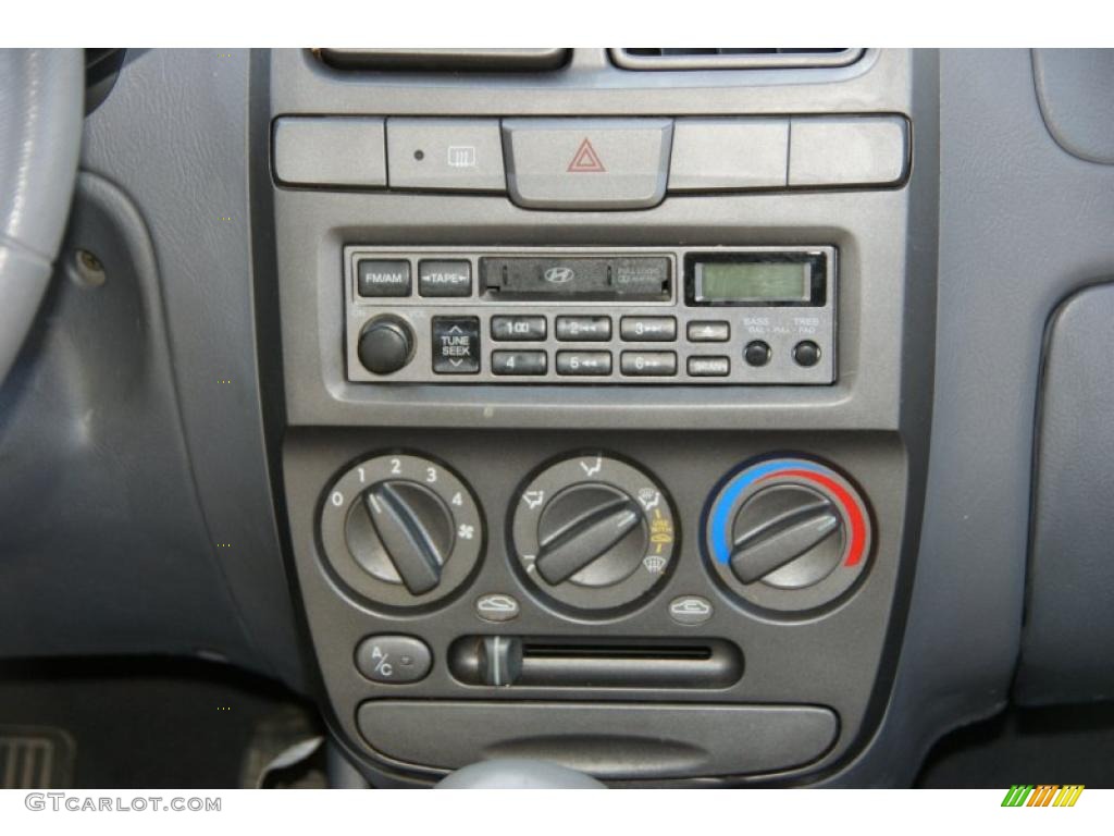 2002 Hyundai Accent GL Sedan Controls Photo #48150755