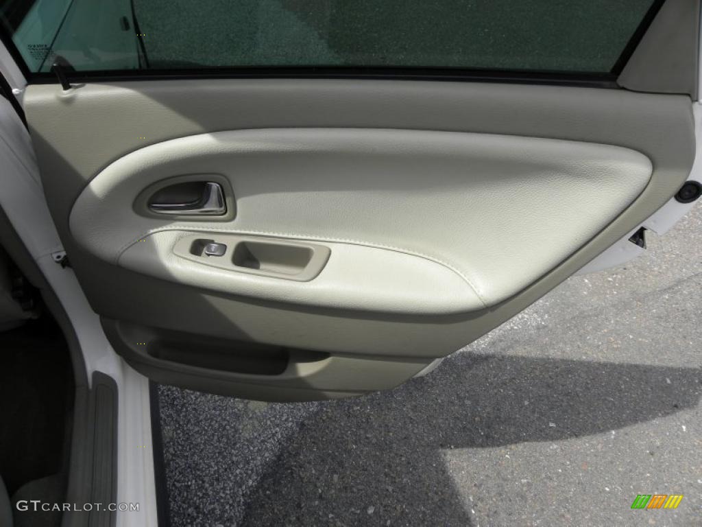 2001 V40  - White / Taupe/Light Taupe photo #12