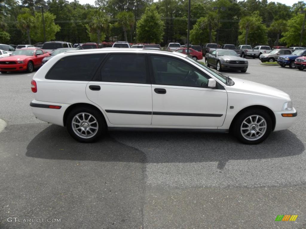2001 V40  - White / Taupe/Light Taupe photo #13