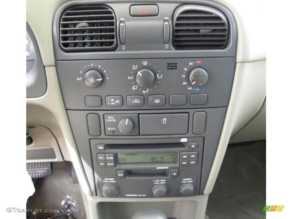 2001 Volvo V40 Standard V40 Model Controls Photos