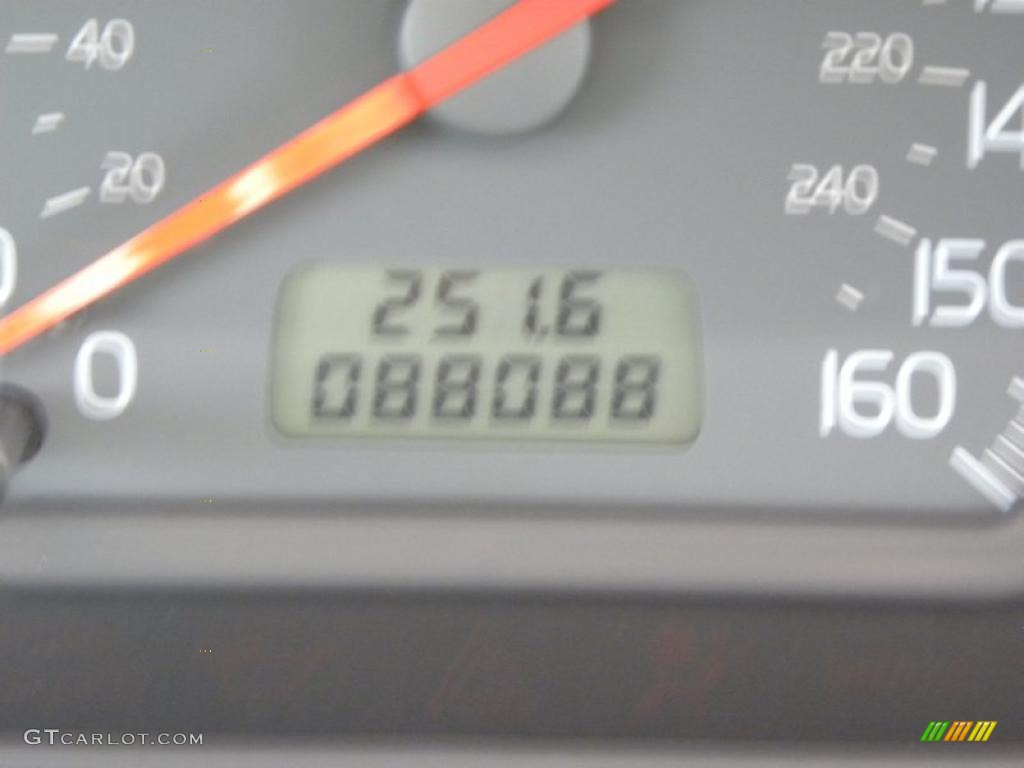2001 V40  - White / Taupe/Light Taupe photo #23