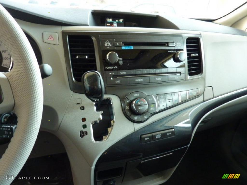 2011 Sienna SE - Black / Dark Charcoal photo #13