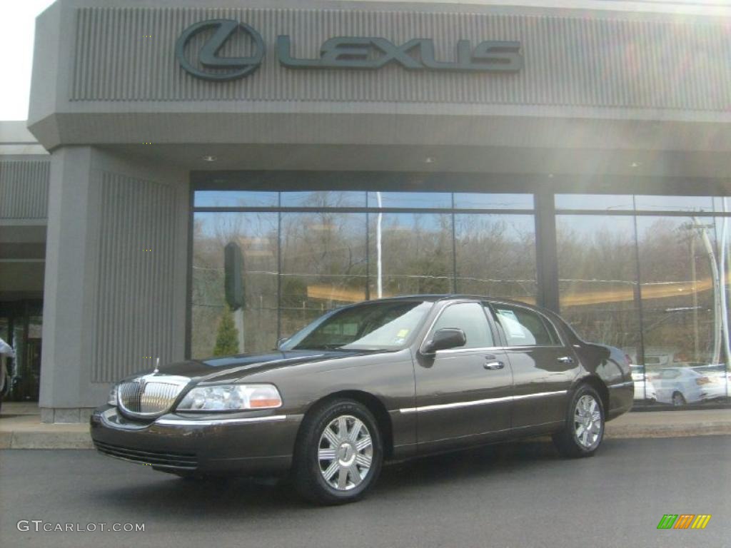 2005 Town Car Signature - Charcoal Beige Metallic / Light Parchment/Medium Dark Parchment photo #1