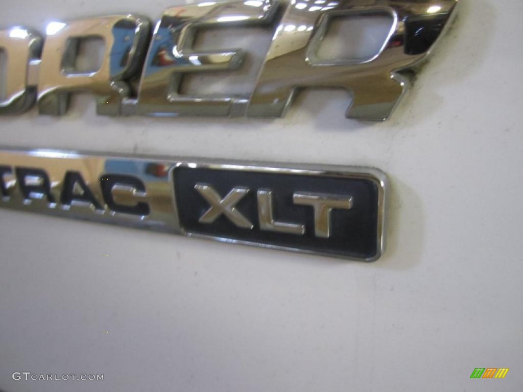 2005 Explorer Sport Trac XLT - Oxford White / Medium Pebble photo #15