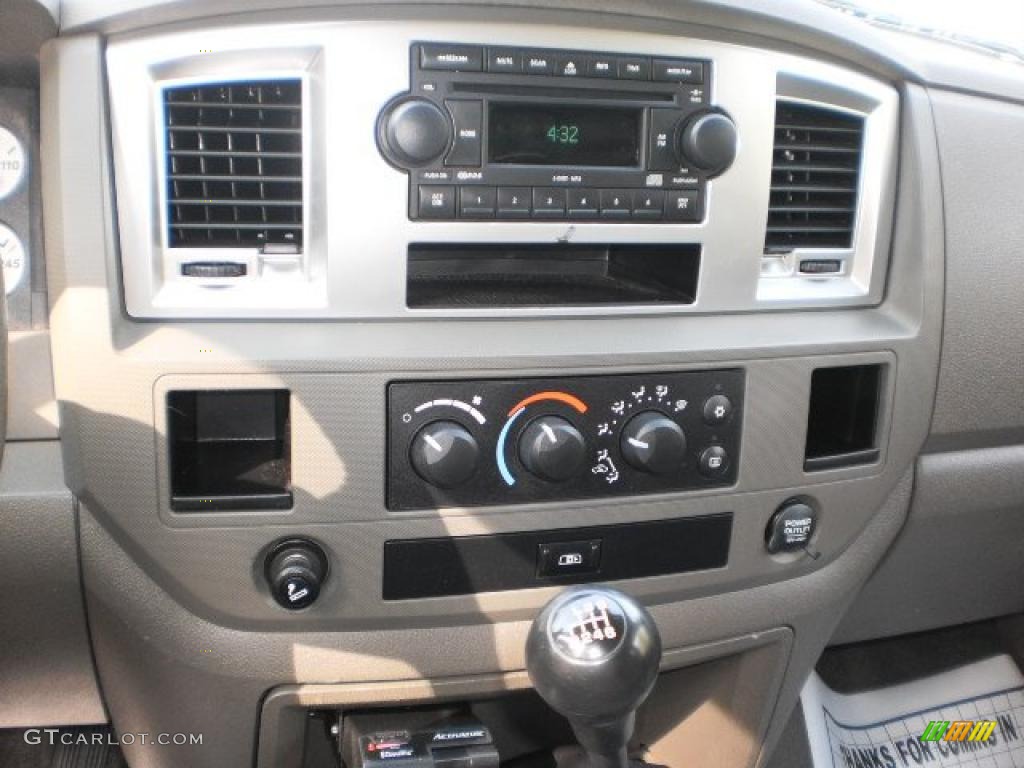 2007 Dodge Ram 3500 SLT Quad Cab 4x4 Dually Controls Photo #48160424