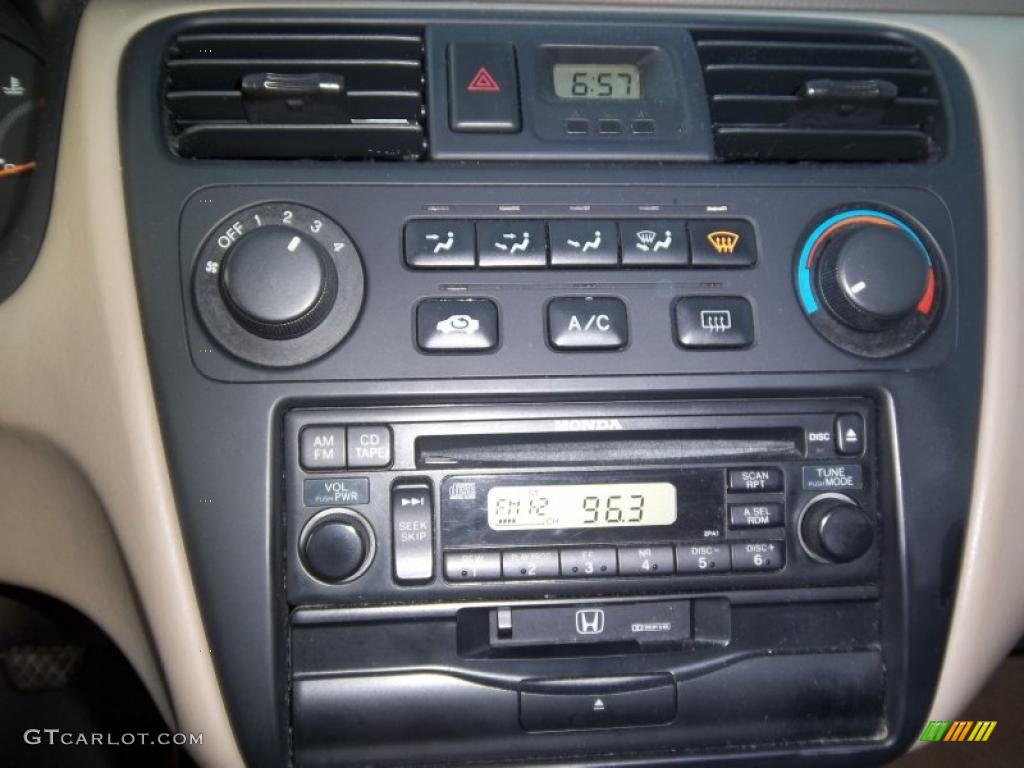 2001 Honda Accord LX Sedan Controls Photo #48161033