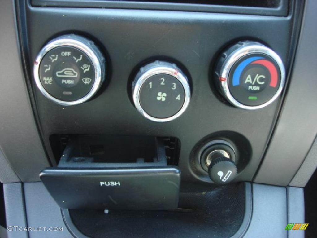 2005 Hyundai Tucson GL Controls Photos