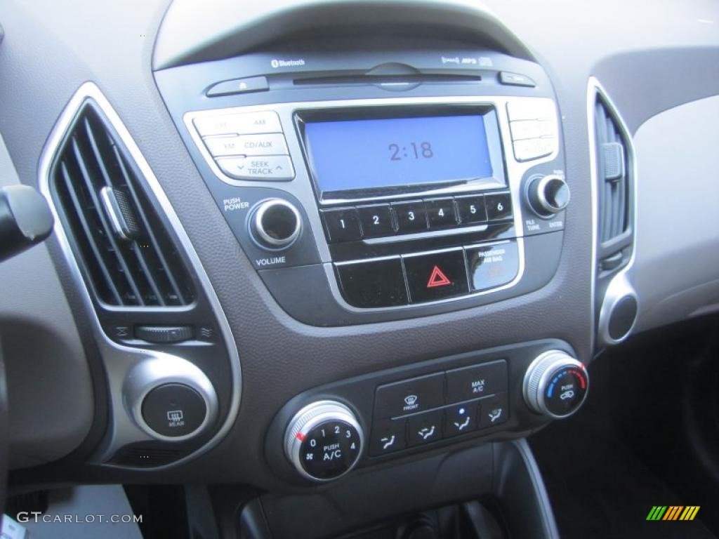 2010 Hyundai Tucson GLS AWD Controls Photo #48162212