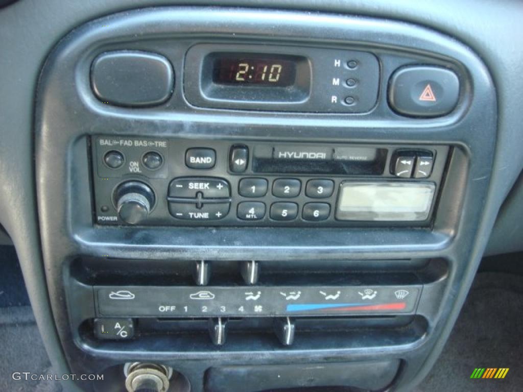 1996 Hyundai Accent Sedan Controls Photo #48162341