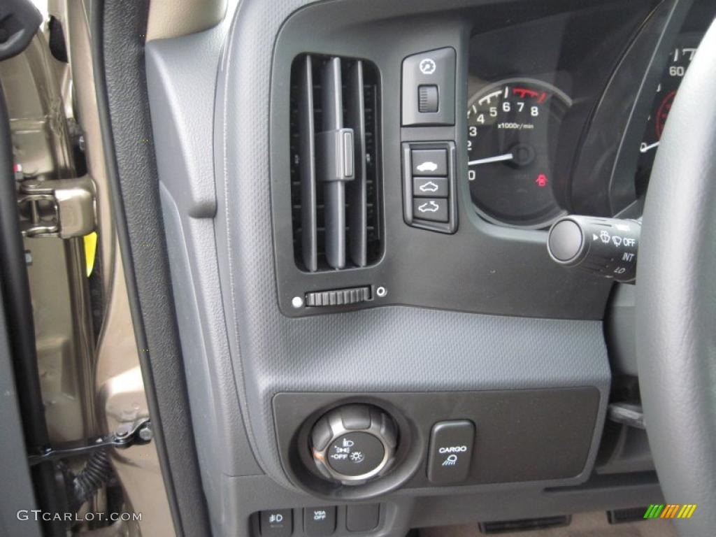 2011 Honda Ridgeline RTL Controls Photo #48165428