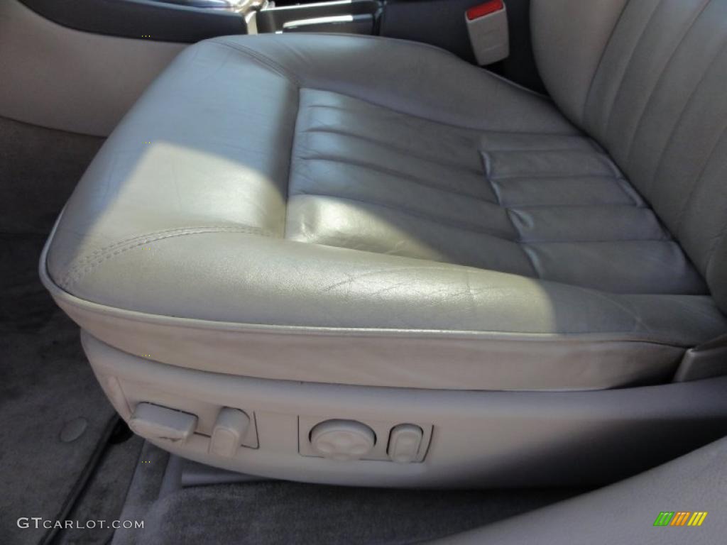 2001 Audi S8 4.2 quattro Controls Photo #48169637