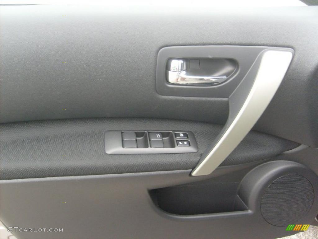 2011 Rogue SV AWD - Platinum Graphite / Black photo #15