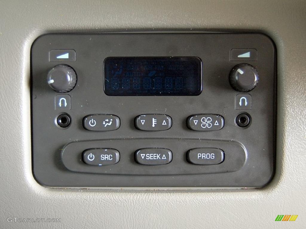 2004 Chevrolet Suburban 1500 LT 4x4 Controls Photo #48175808