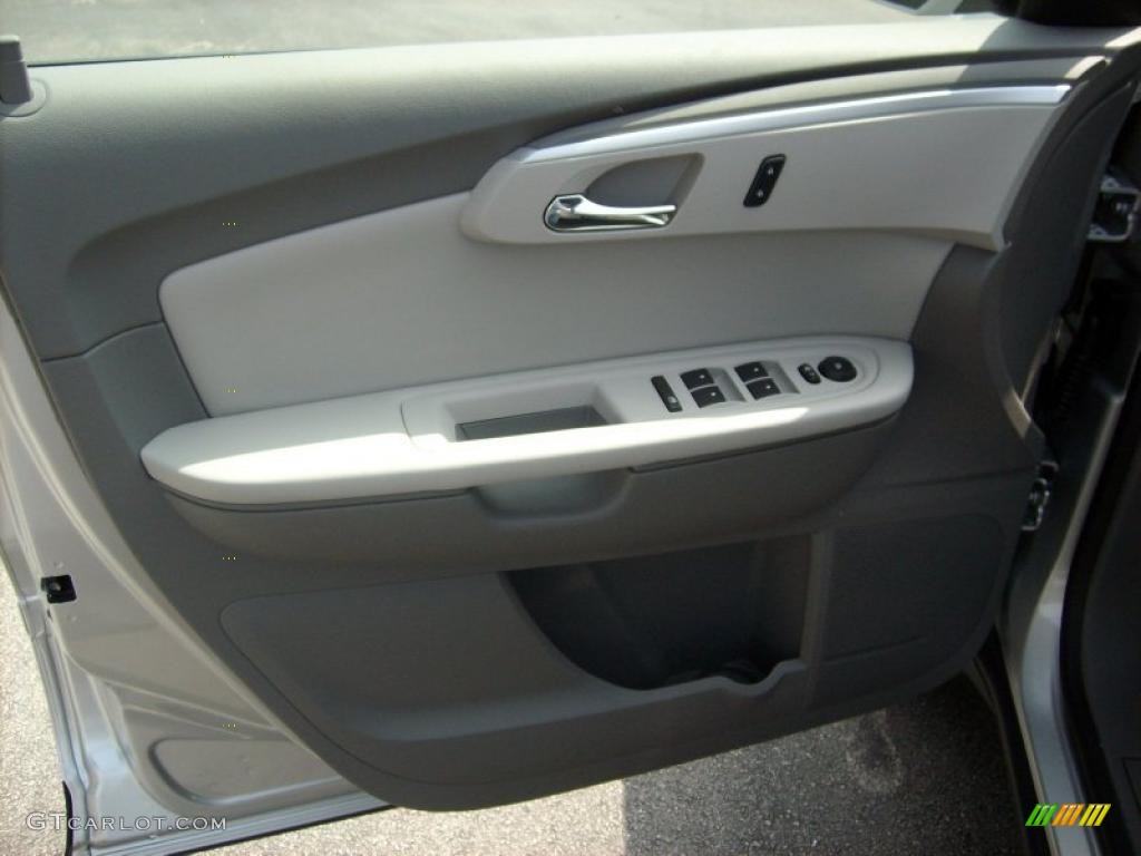 2011 Traverse LT - Silver Ice Metallic / Dark Gray/Light Gray photo #8