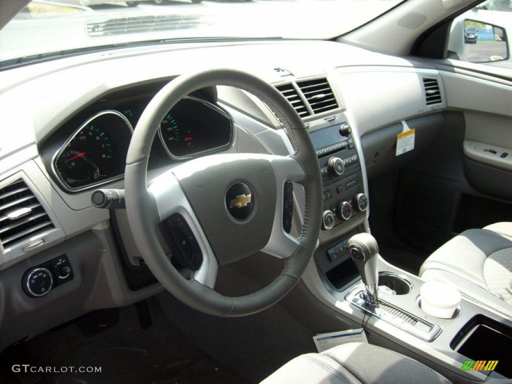 2011 Traverse LT - Silver Ice Metallic / Dark Gray/Light Gray photo #10