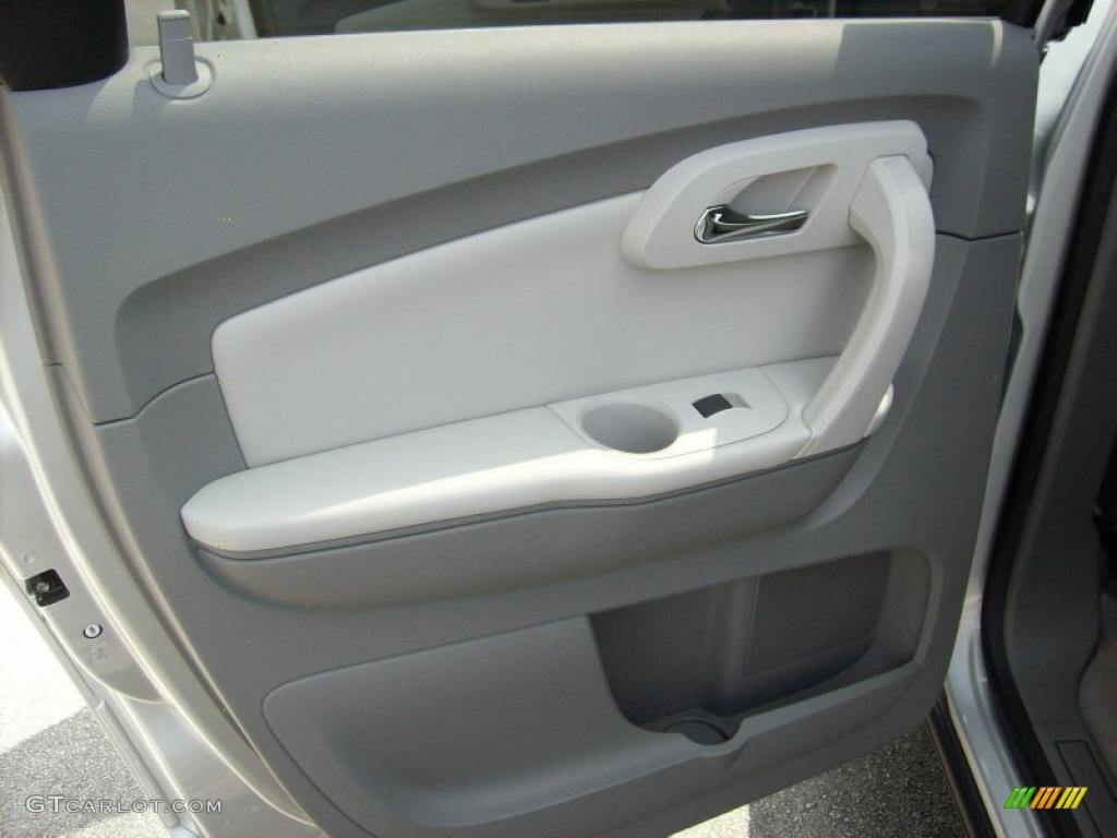 2011 Traverse LT - Silver Ice Metallic / Dark Gray/Light Gray photo #13